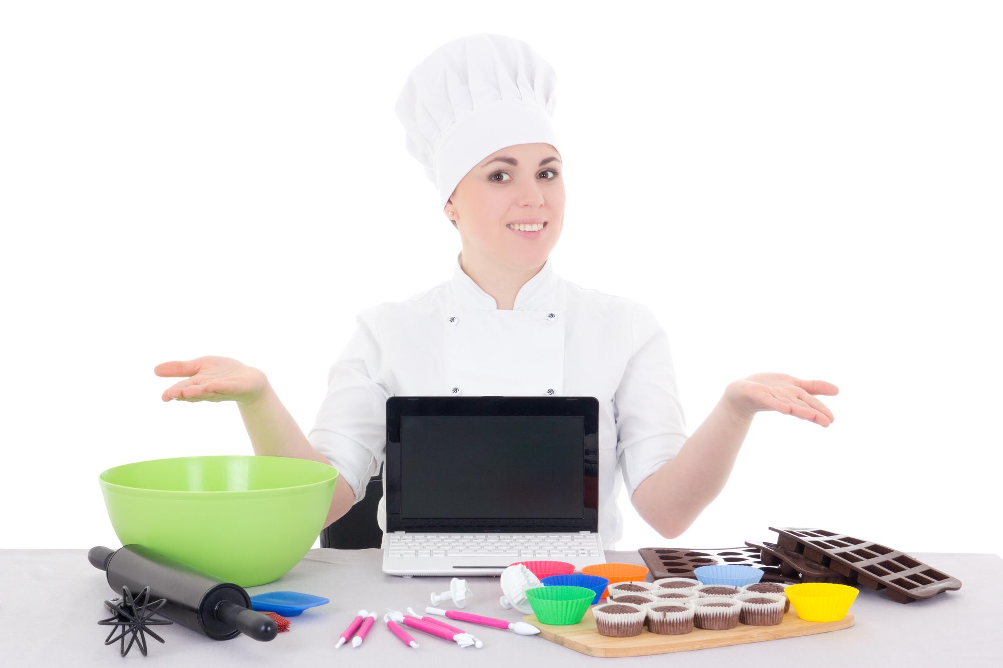 Lezione online: chef che spiega una tecnica davanti alla videocamera