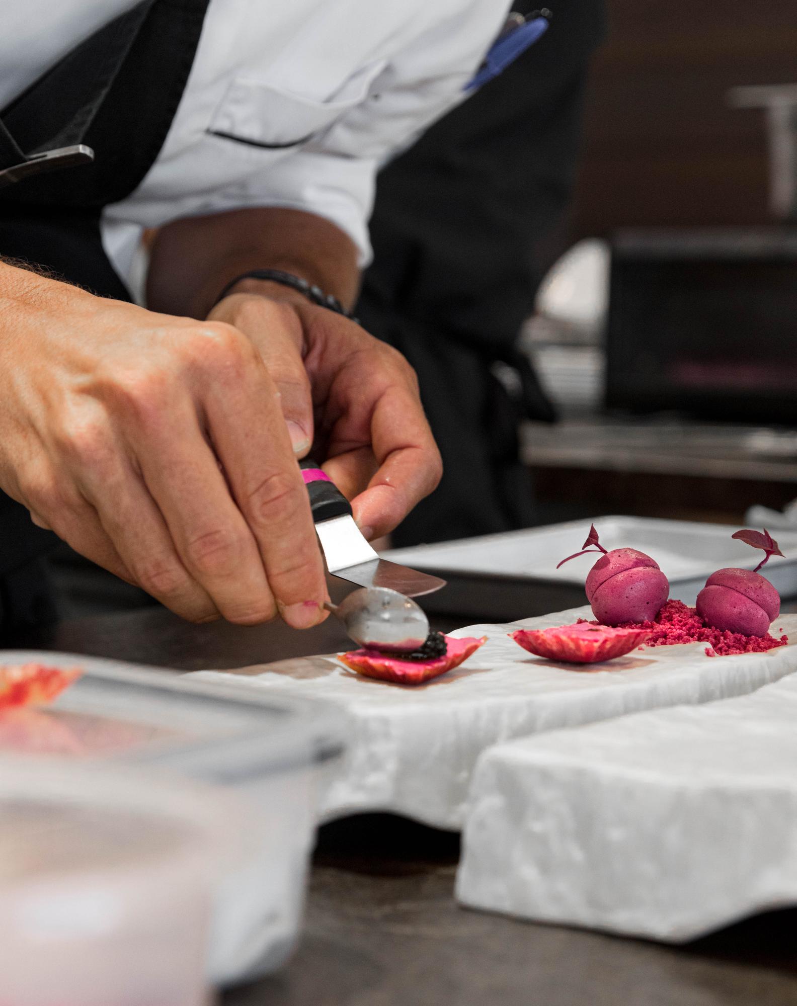 Chef che mostra una tecnica di taglio in cucina